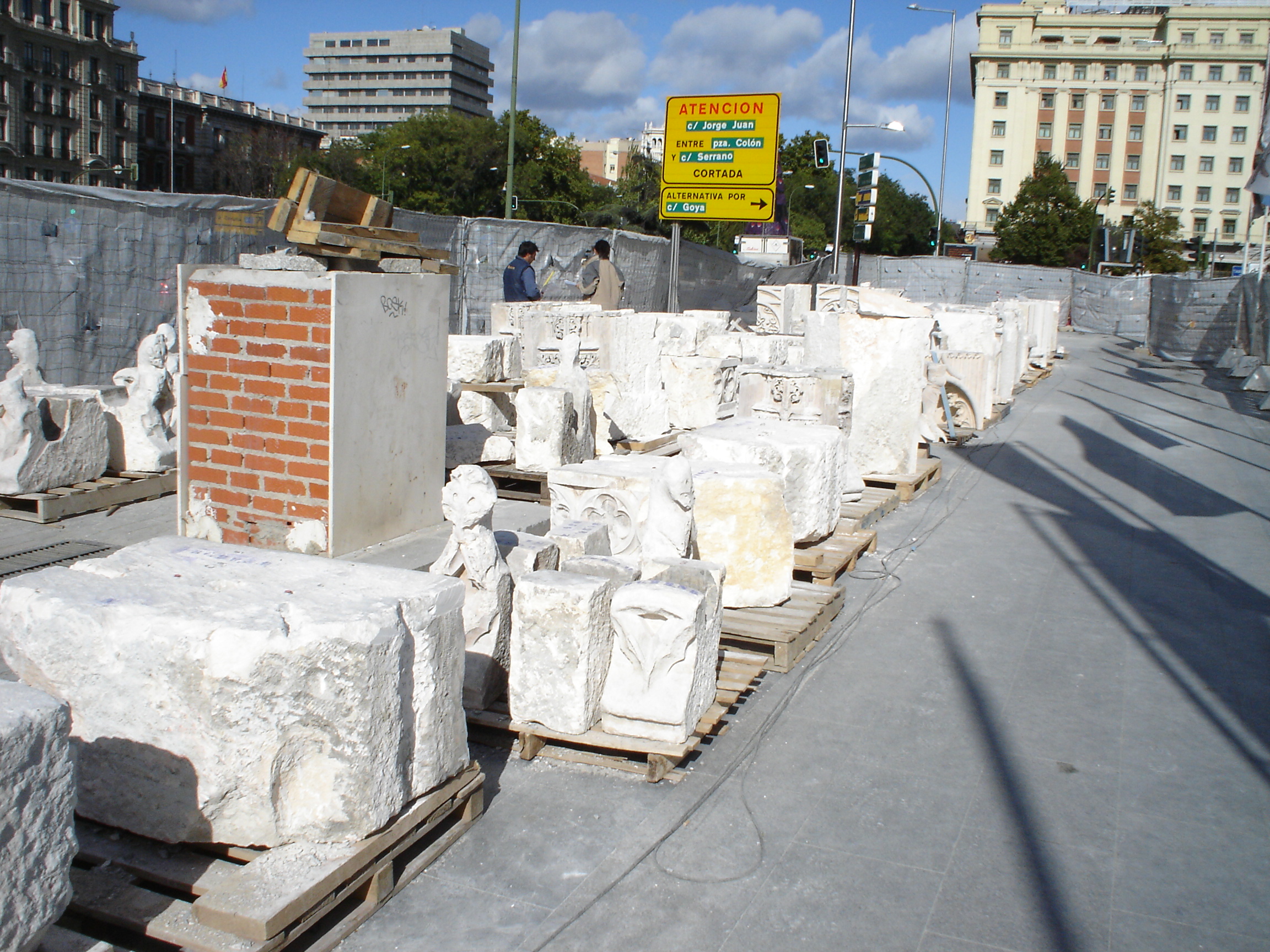 Piezas del Monumento a Colon durante su traslado, Madrid